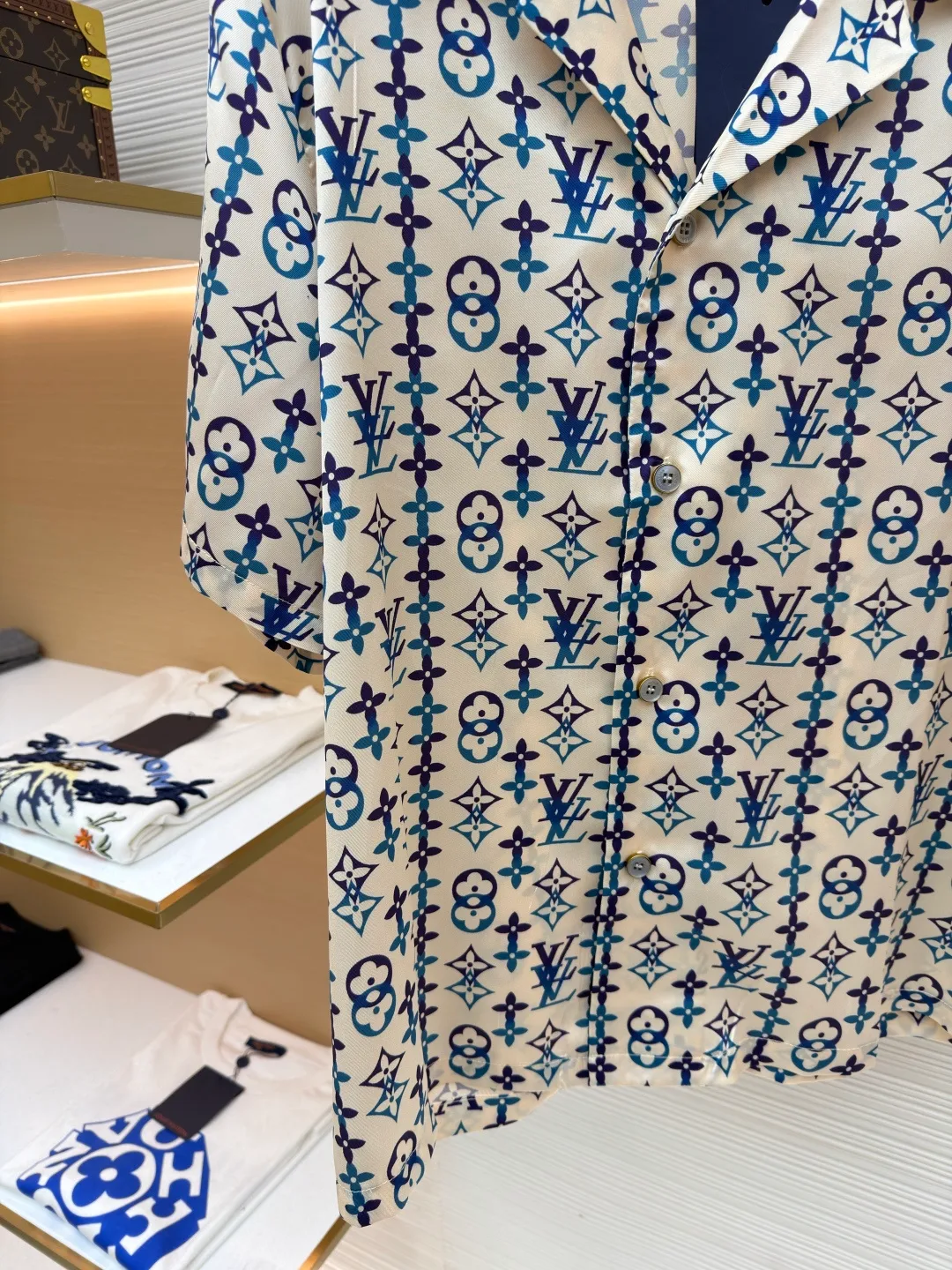 LOUIS VUITTON Overlap pattern printed mulberry silk short-sleeved shirt ●Original version: purchased and developed by 14997 ●Item number: 1682513-A50 ●Fabric: cotton fabric ●Technology: printing production ●Color: apricot ●Version: fitted version ●Weight: about 175 grams ●Size: S-M-L-XL ●Description: This LOUIS VUITTON's all-over presbyopia short-sleeved shirt is made of high-count silk blended fabrics. The fabrics are smooth and soft to the touch after pre-washing. They have good breathability and drape, and are comfortable to wear without restraint. The classic presbyopia pattern printed all over the body is made using digital direct printing technology. The colors are distinct and the pattern is precise. It is not easy to fade or smudge after high-temperature fixation treatment. The presbyopia elements are neatly arranged to show brand recognition. The shirt is designed with a Cuban collar, the neckline is smooth and natural, and the buttons at the placket are made of custom mother-of-pearl buttons, which have a warm and shiny texture. The overall cut is a loose silhouette, the shoulder joints are straight and fine, the cuffs are designed with short sleeve cuffs, customized accessories and three labels are complete, and the details and craftsmanship show the level of luxury. It is suitable for various wearing scenarios such as leisure vacations and daily outings. The overall wiring is straight and delicate, the fabric is comfortable and soft, and the color is consistent without color difference. It can be matched with the same style to create a fashionable look and control various occasions. Customized accessories, complete with three standards, same style for men and women!